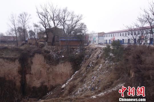 圖為未填黃土之前的安家寺大溝。慶城縣委外宣辦供