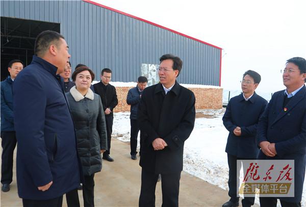 贠建民在華池縣五蛟鎮(zhèn)調(diào)研產(chǎn)業(yè)發(fā)展工作時(shí)強(qiáng)調(diào) 推動產(chǎn)業(yè)扶貧向產(chǎn)業(yè)振興轉(zhuǎn)變 讓發(fā)展成效更多惠及農(nóng)民群眾