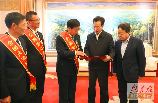 慶陽市3名全國勞動模范和先進工作者載譽歸來！贠建民盧小亨親切會見