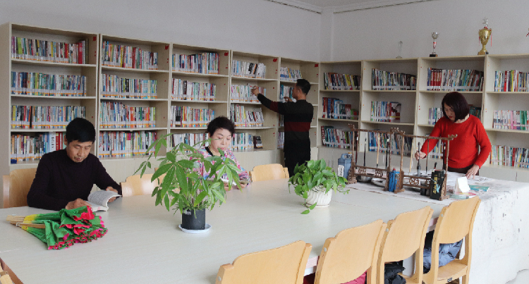 居民在社區(qū)城市書吧看書、繪畫。  通訊員  郭芳  攝  