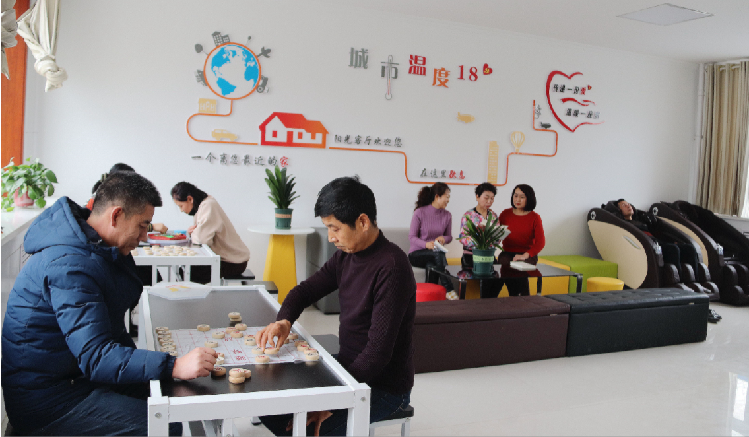 市民在東大街社區(qū)陽光客廳休閑娛樂。  通訊員  郭芳  攝  