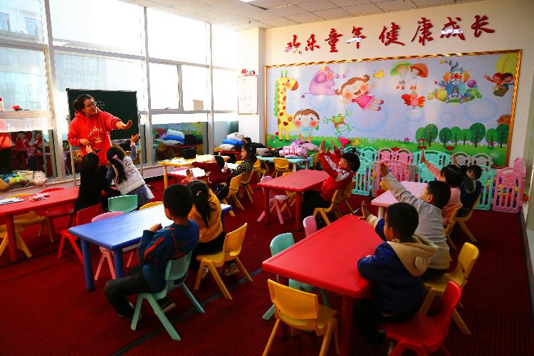 麗景幼兒園學(xué)生在合水東路社區(qū)的“四點(diǎn)半課堂”做互動游戲。  通訊員  翟娜娜  攝  