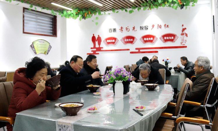 南苑路社區(qū)，老人在“老年餐桌”就餐。  通訊員  耿洋洋  攝  