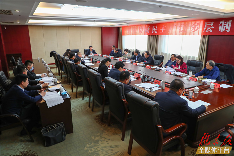 【圖說兩會(huì)】看！政協(xié)委員熱議政府工作報(bào)告