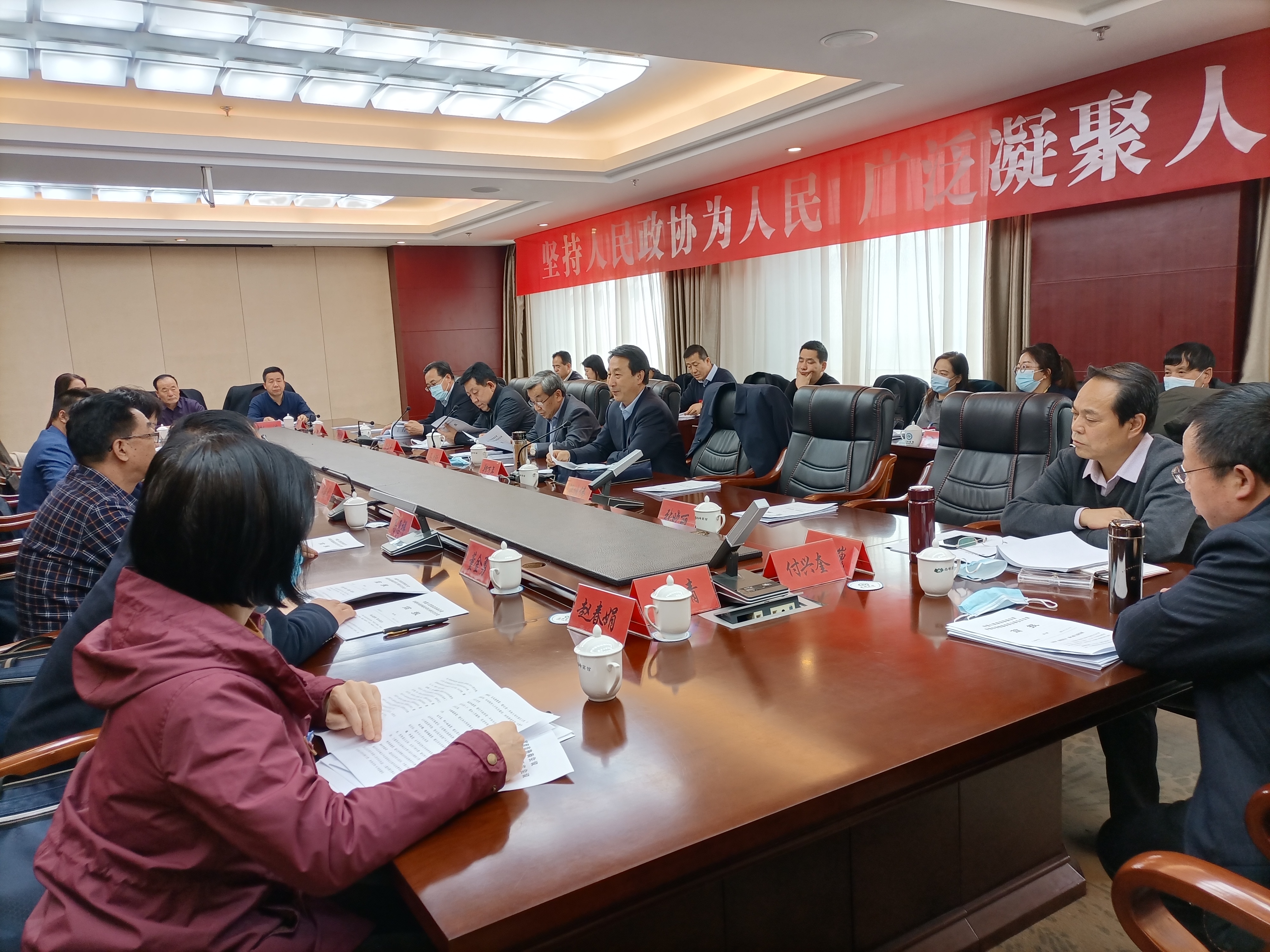 市政協(xié)委員繼續(xù)分組討論市委書記講話和相關(guān)報(bào)告。