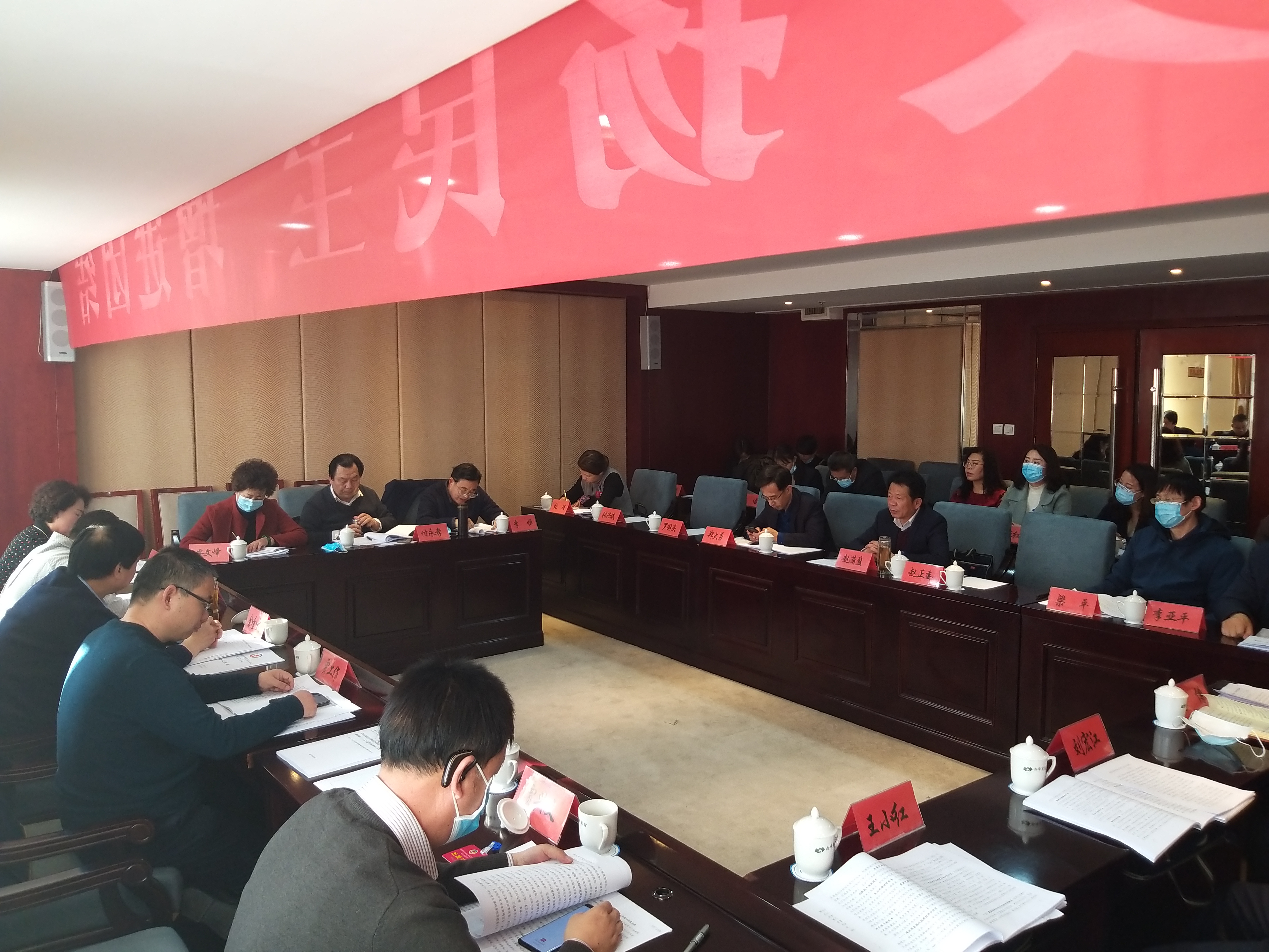 市政協(xié)委員繼續(xù)分組討論市委書記講話和相關(guān)報(bào)告。