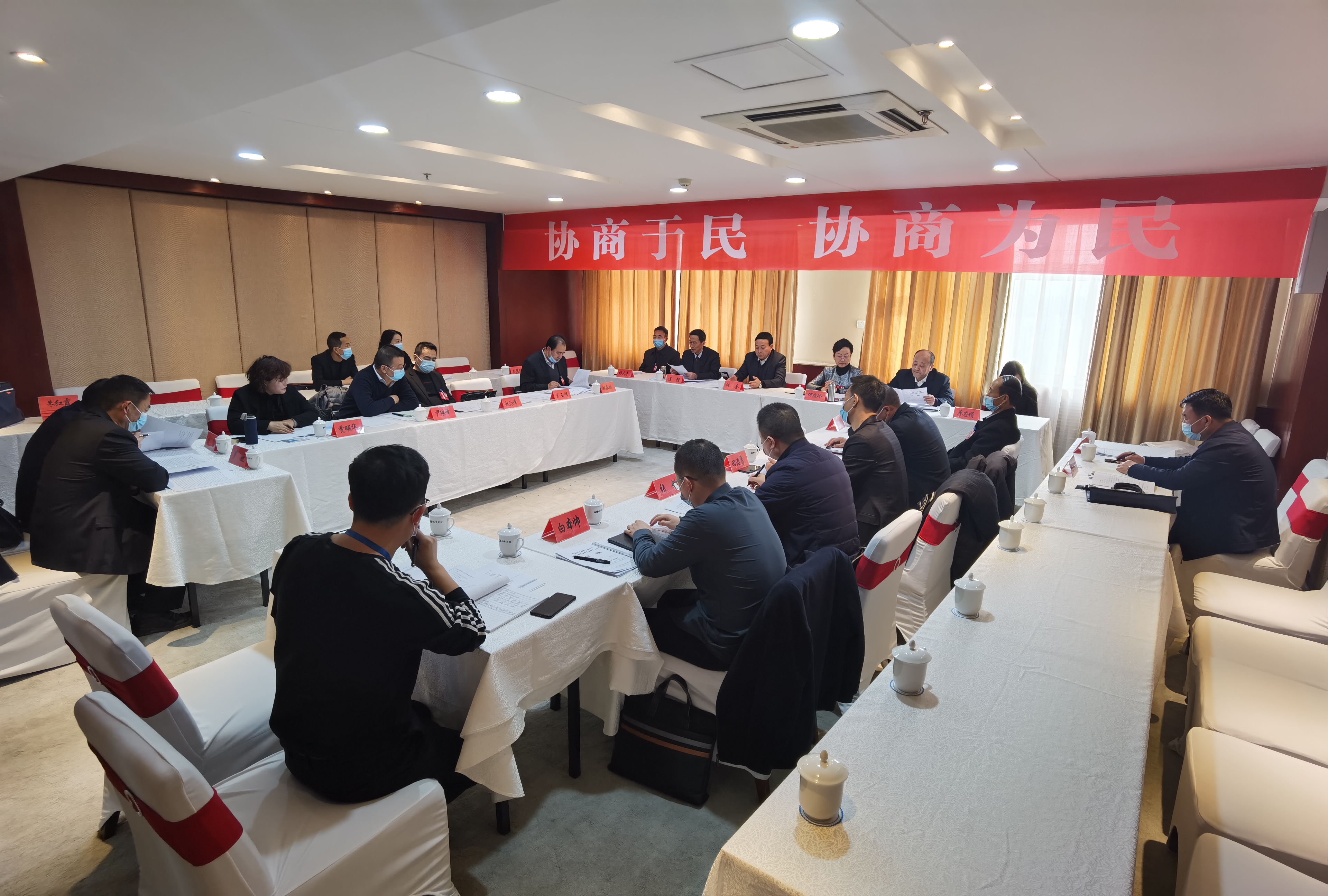 市政協(xié)委員繼續(xù)分組討論市委書記講話和相關(guān)報(bào)告。