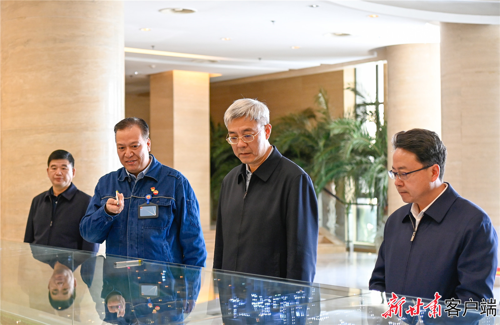 尹弘在慶陽市調(diào)研指導(dǎo)工作時(shí)強(qiáng)調(diào)：立足資源稟賦打造特色產(chǎn)業(yè)集群，奮發(fā)有為推動(dòng)革命老區(qū)振興發(fā)展