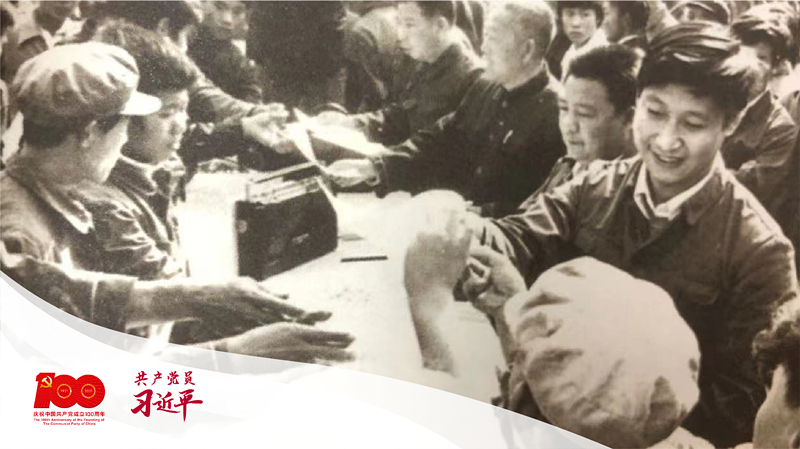 習近平帶領(lǐng)縣委工作人員在正定接頭發(fā)放《民意調(diào)查表》。 （圖片來源于《習近平在正定》）