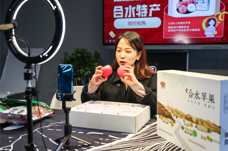 直播銷售蘋(píng)果 本報(bào)記者 陳飛 攝
