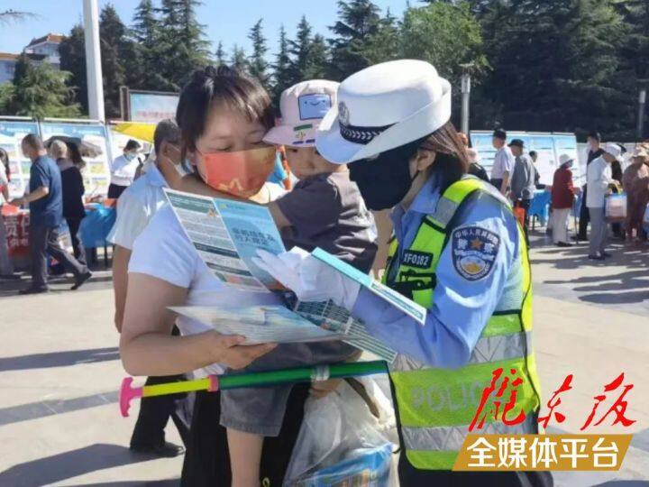 【創(chuàng)建全國文明城市·我們在行動】西峰公安交警強化“一老一小”宣傳，筑牢交通安全防線