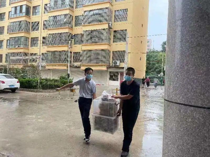 看到路邊的醫(yī)護(hù)人員，鎮(zhèn)原這對80后夫妻果斷做了一個(gè)決定！