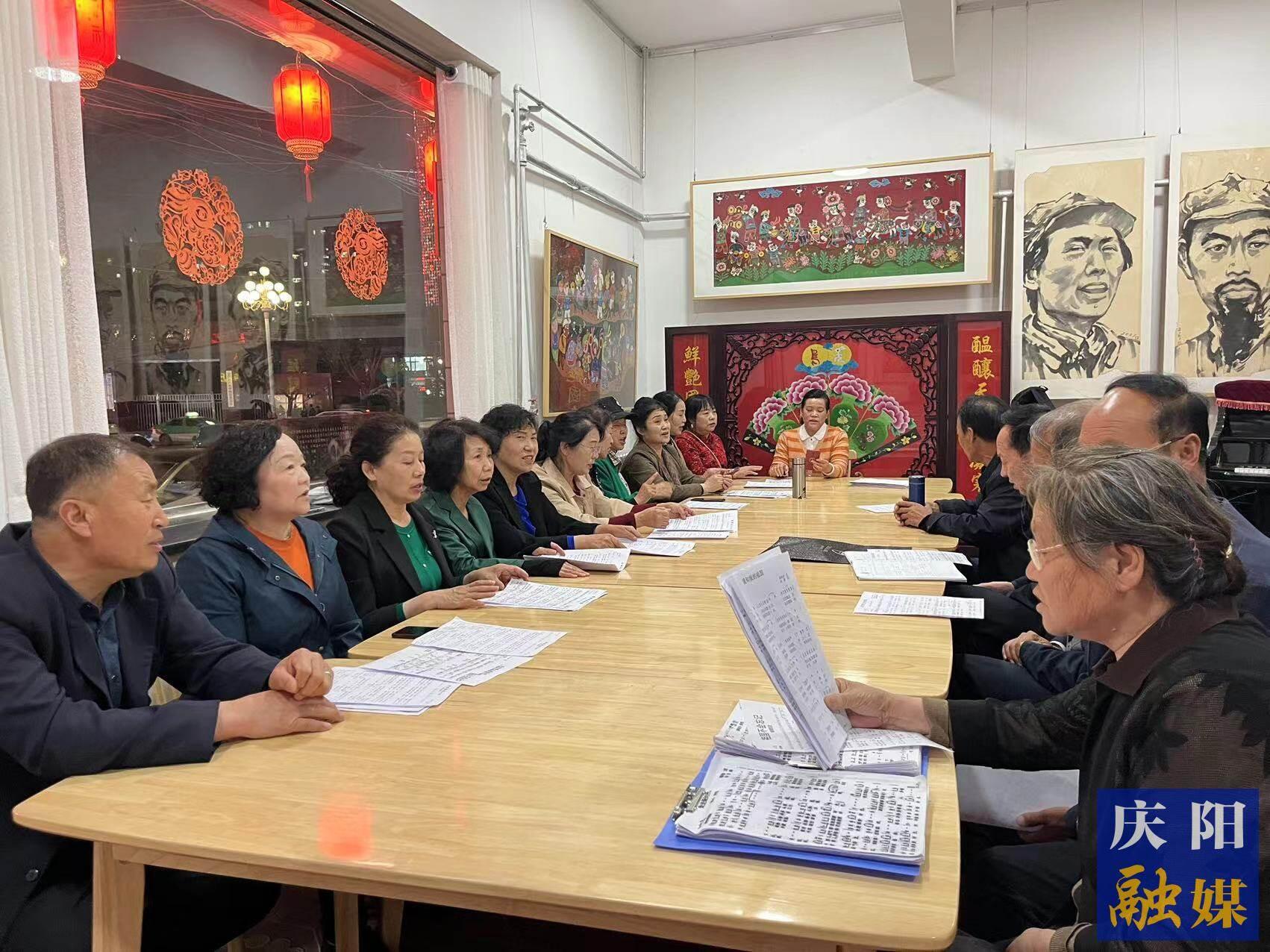 華池縣文化館民歌合唱團(tuán)的成員在練習(xí)隴東民歌。