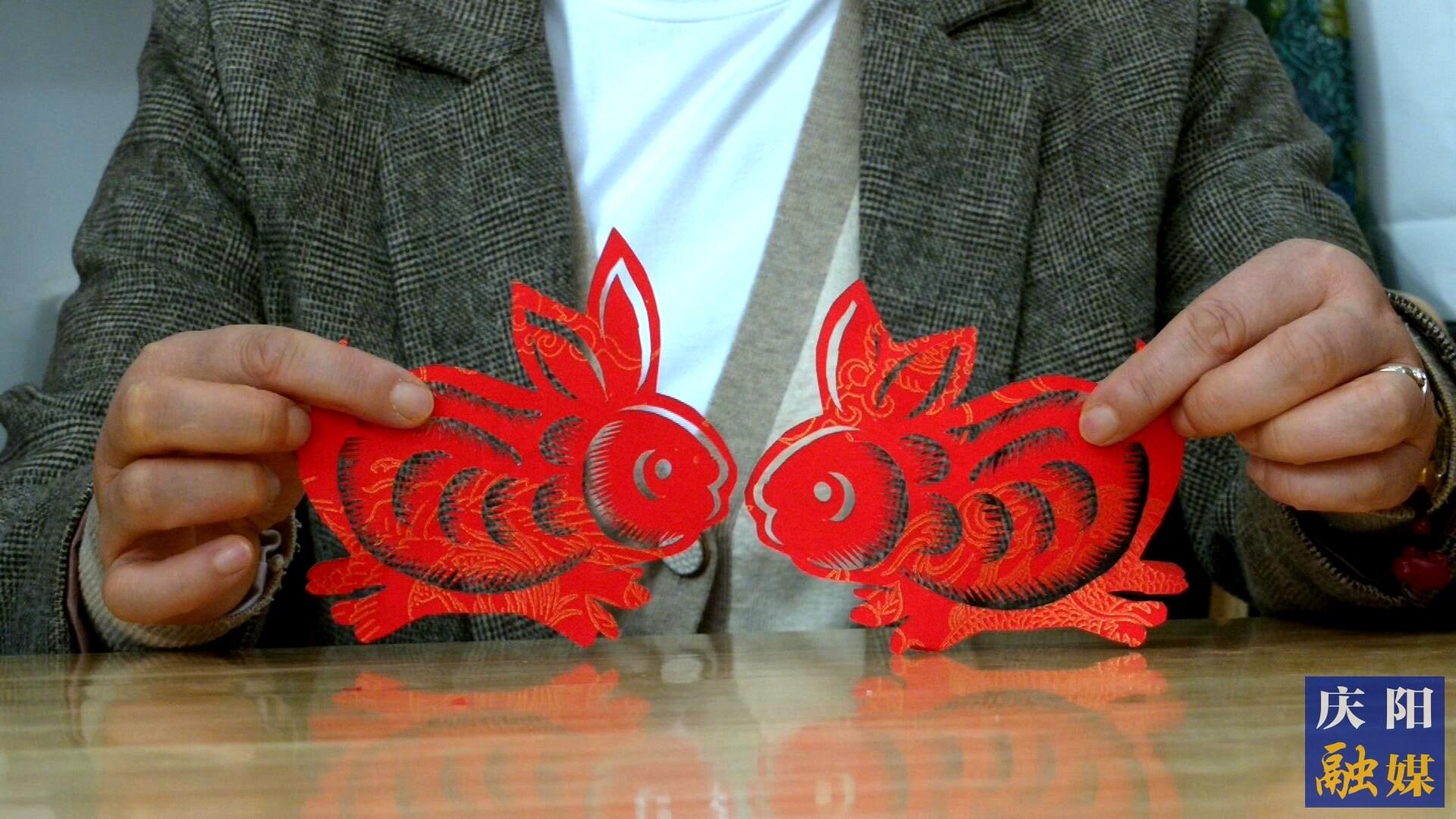 華池縣文化館非遺工坊的手藝人創(chuàng)作的剪紙。 通訊員 雷彩利 攝