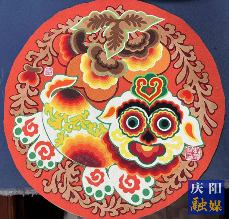 李慶英創(chuàng)作的布貼畫作品。
