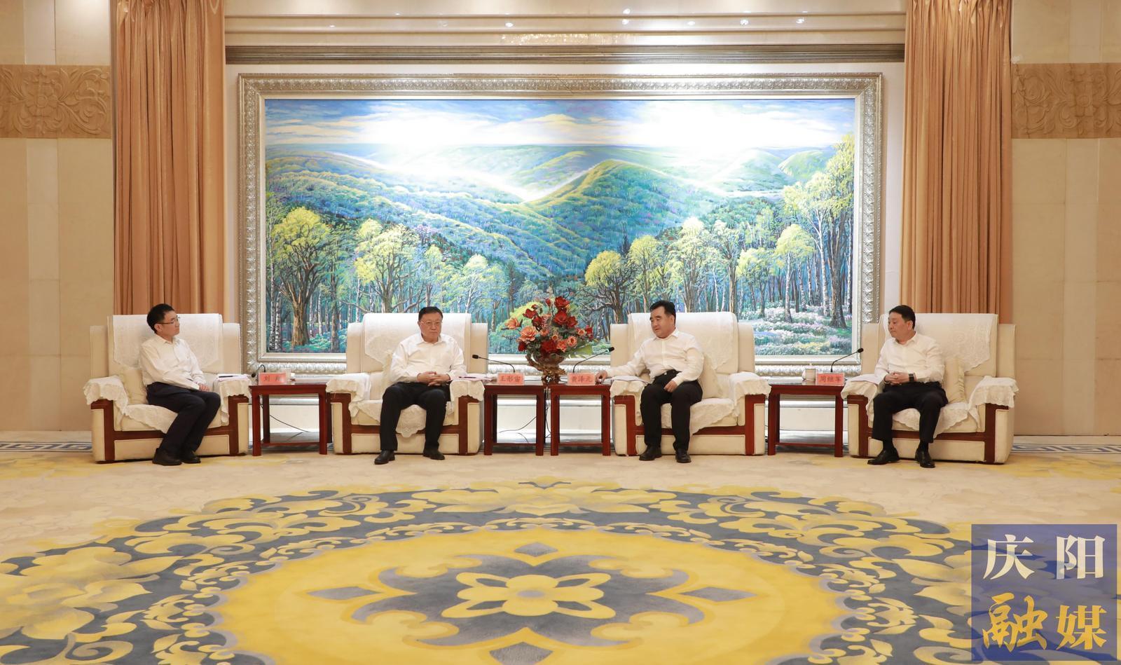 黃澤元周繼軍與中國(guó)交通建設(shè)集團(tuán)有限公司黨委書記、董事長(zhǎng)王彤宙一行座談