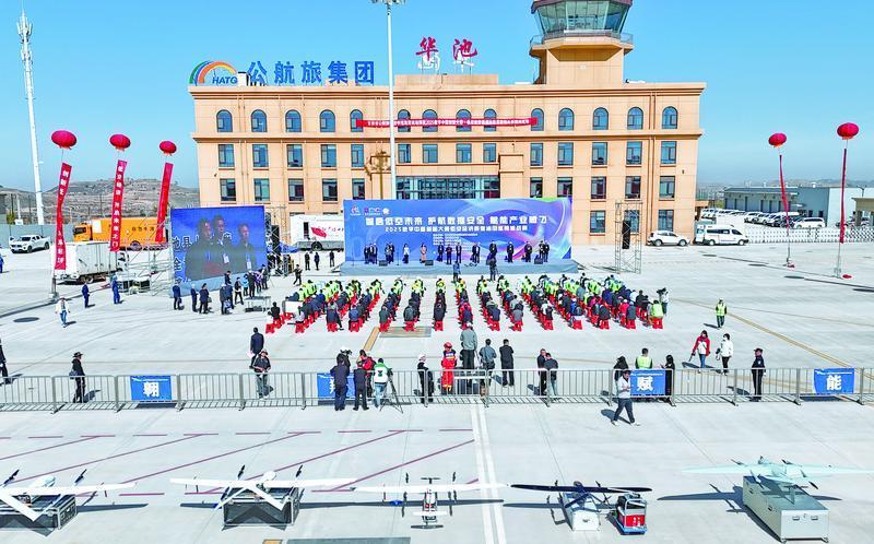 2025數(shù)字中國創(chuàng)新大賽·低空經(jīng)濟(jì)賽道·特別報(bào)道丨無人機(jī)秒變“巡檢尖兵”！全國首次油田巡檢挑戰(zhàn)賽在慶陽舉行