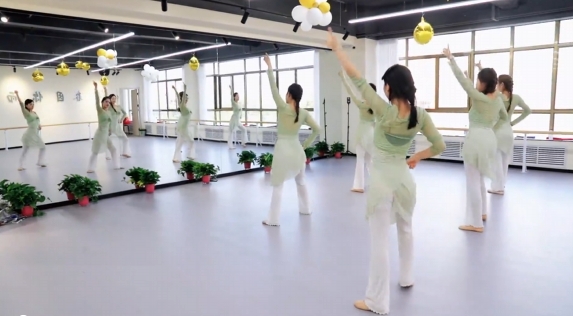 歷經(jīng)十余載風(fēng)雨兼程，夢玉女子藝術(shù)團(tuán)在各界關(guān)懷下茁壯成長