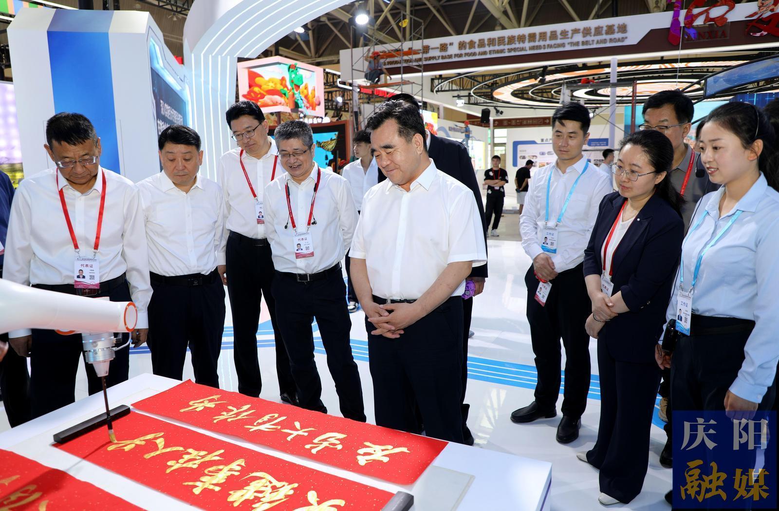 黃澤元周繼軍在檢查第三十一屆蘭洽會慶陽展館布展情況時強(qiáng)調(diào) 緊扣主題 突出特色 精心布展 全方位展示慶陽高質(zhì)量發(fā)展新成就新亮點