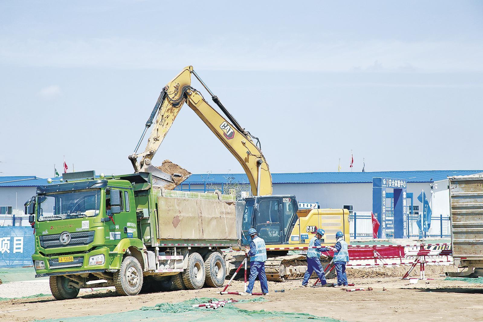 近日，位于寧縣早勝鎮(zhèn)的甘能化（慶陽）2×660MW煤電項目建設如火如荼。