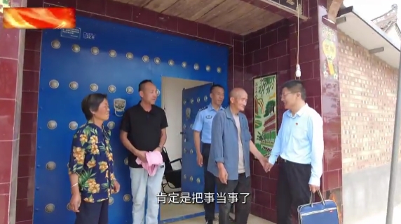 【慶陽(yáng)榜樣】李鵬飛：把群眾的事當(dāng)成自己的事他能在凌晨?jī)牲c(diǎn)提著水桶沖向火場(chǎng)救出11條人命；他能為一樁積怨16年的鄰里糾紛上門(mén)調(diào)解9次；他能讓刑滿(mǎn)釋放人員重新找到生活的希望。他就是寧縣中村鎮(zhèn)政府信訪和矛盾糾紛調(diào)處干部李鵬飛