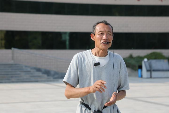 新華全媒+｜“我要把大生產(chǎn)的故事講給更多人聽(tīng)”——紅色紀(jì)念館的農(nóng)民講解員素描