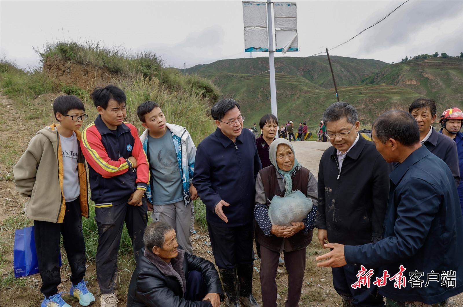 千方百計搜救失聯(lián)人員 妥善轉(zhuǎn)移安置受災(zāi)群眾 胡昌升任振鶴在榆中現(xiàn)場指揮搶險救災(zāi)工作